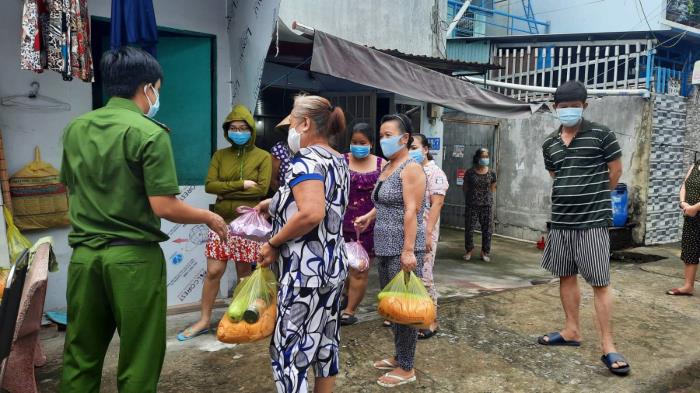 Trao quà cho người dân ở đường 128, P.Phước Long A, TP.Thủ Đức, TP.Hồ Chí Minh (ngày 13/09/2021)